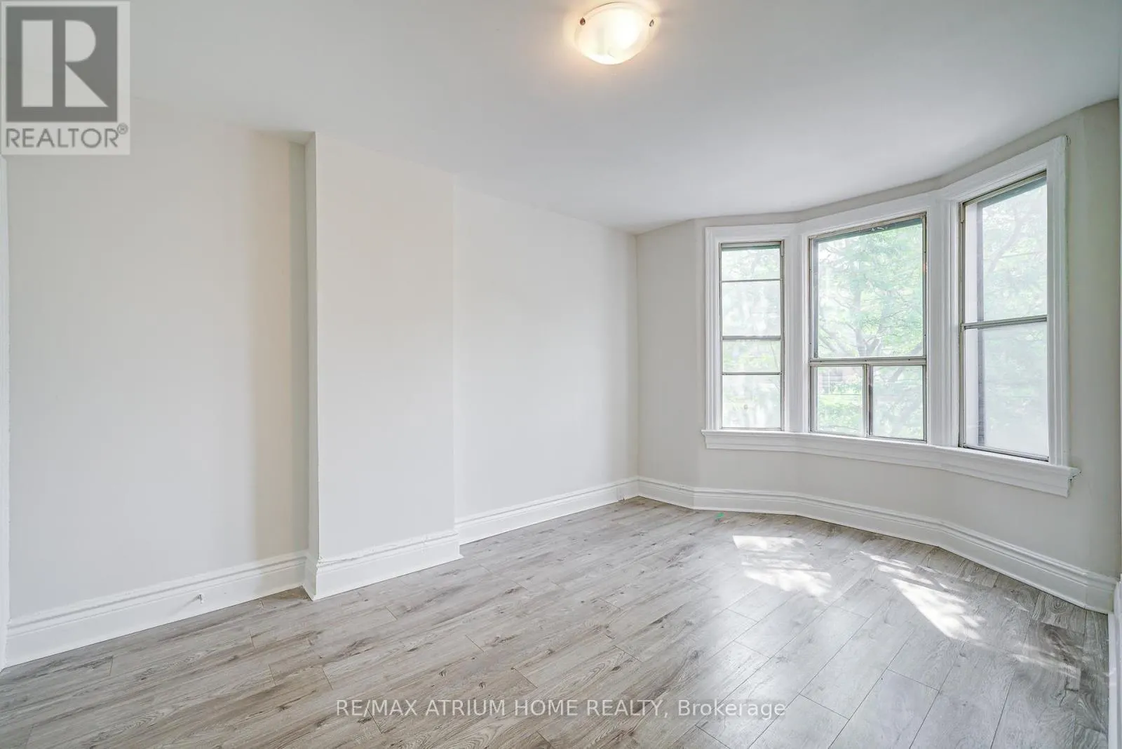 1000 DUNDAS STREET W