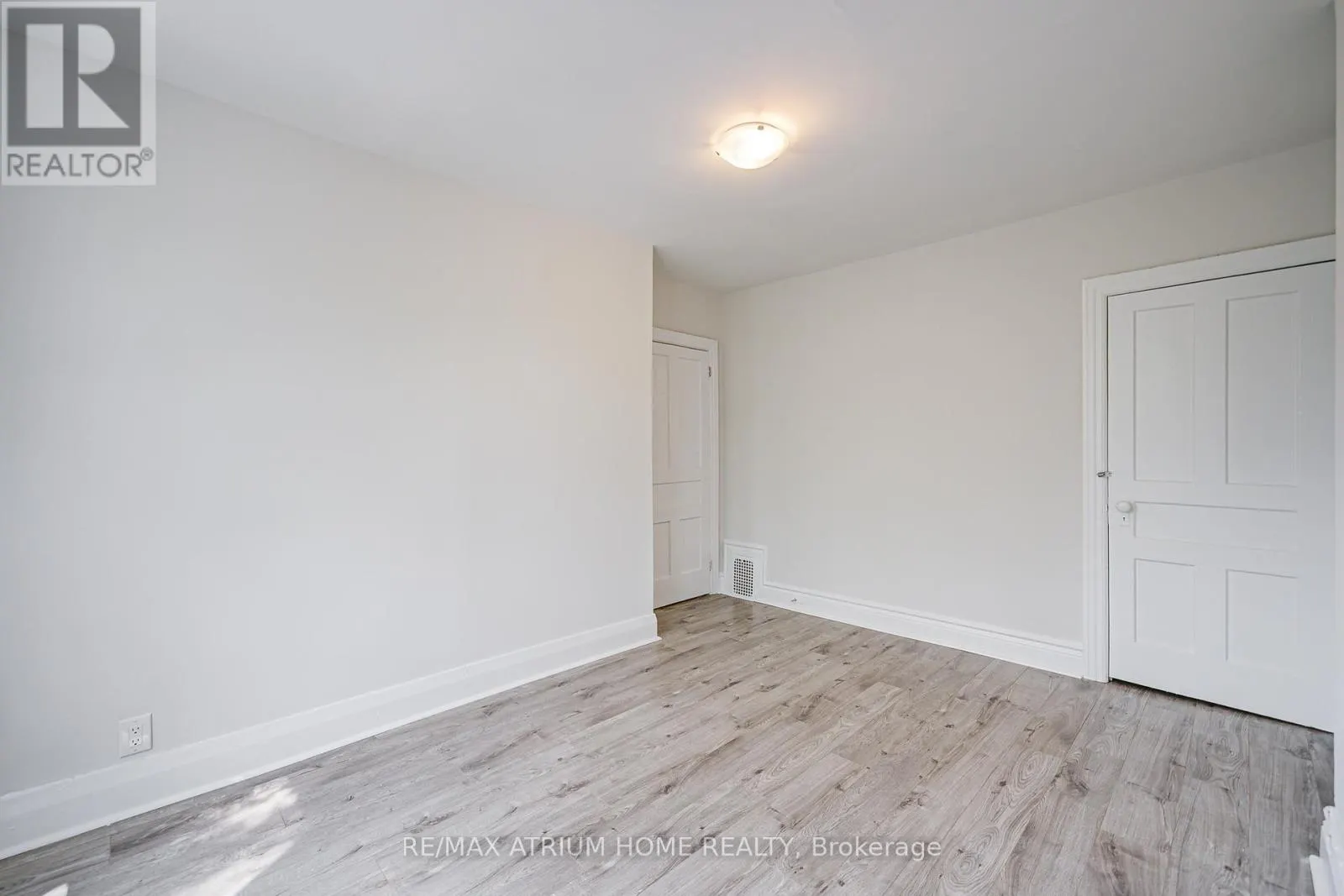 1000 DUNDAS STREET W