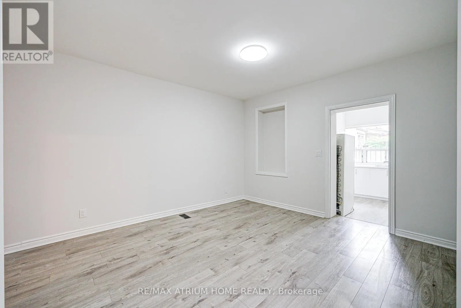 1000 DUNDAS STREET W
