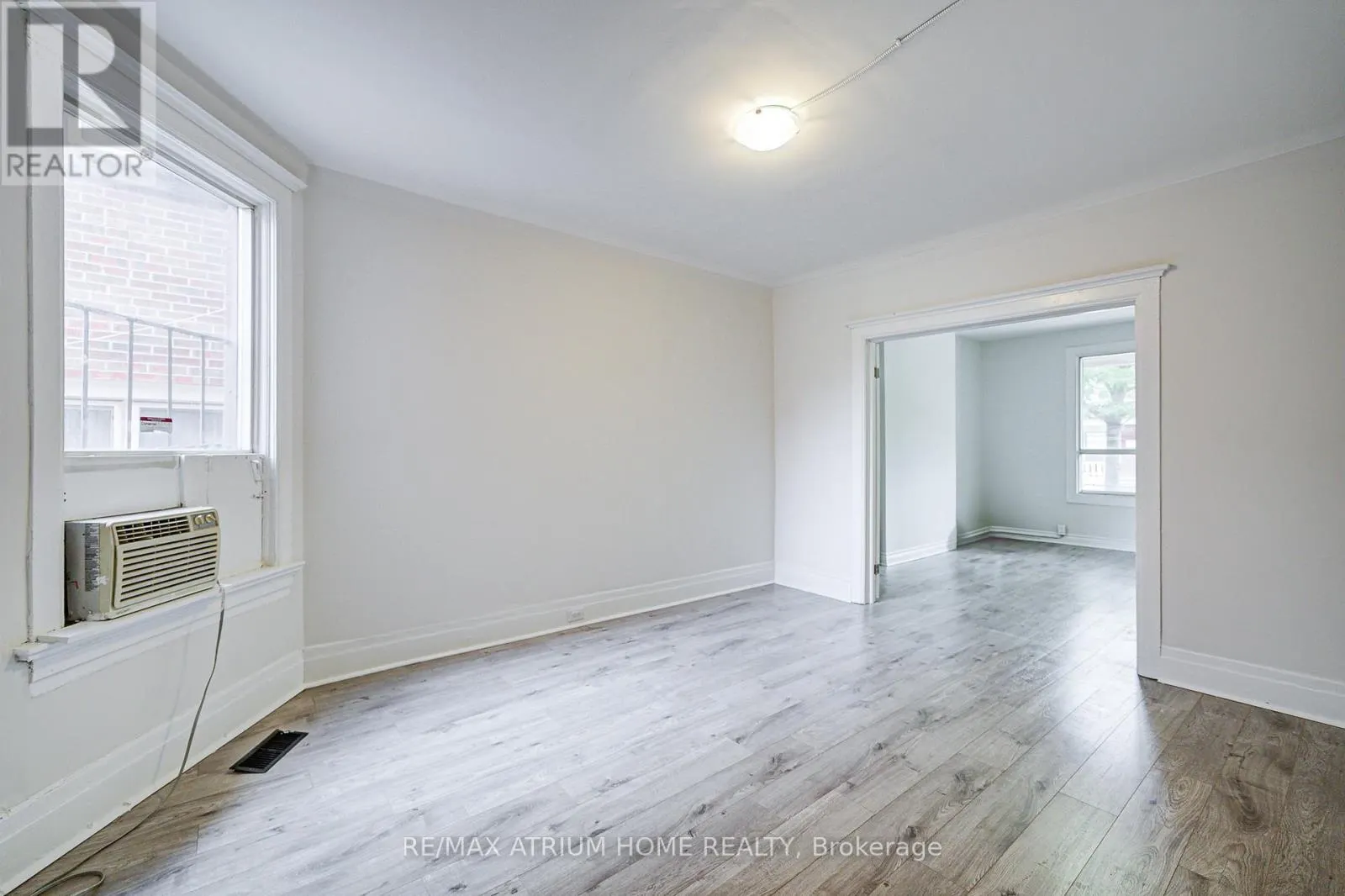 1000 DUNDAS STREET W