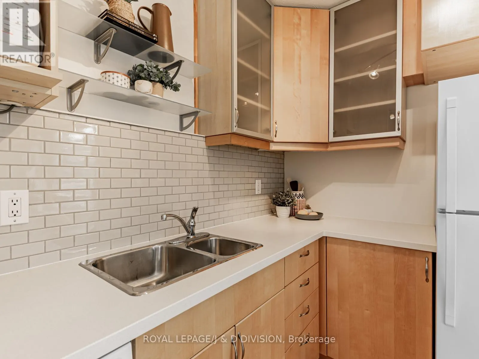301 - 1901 BAYVIEW AVENUE