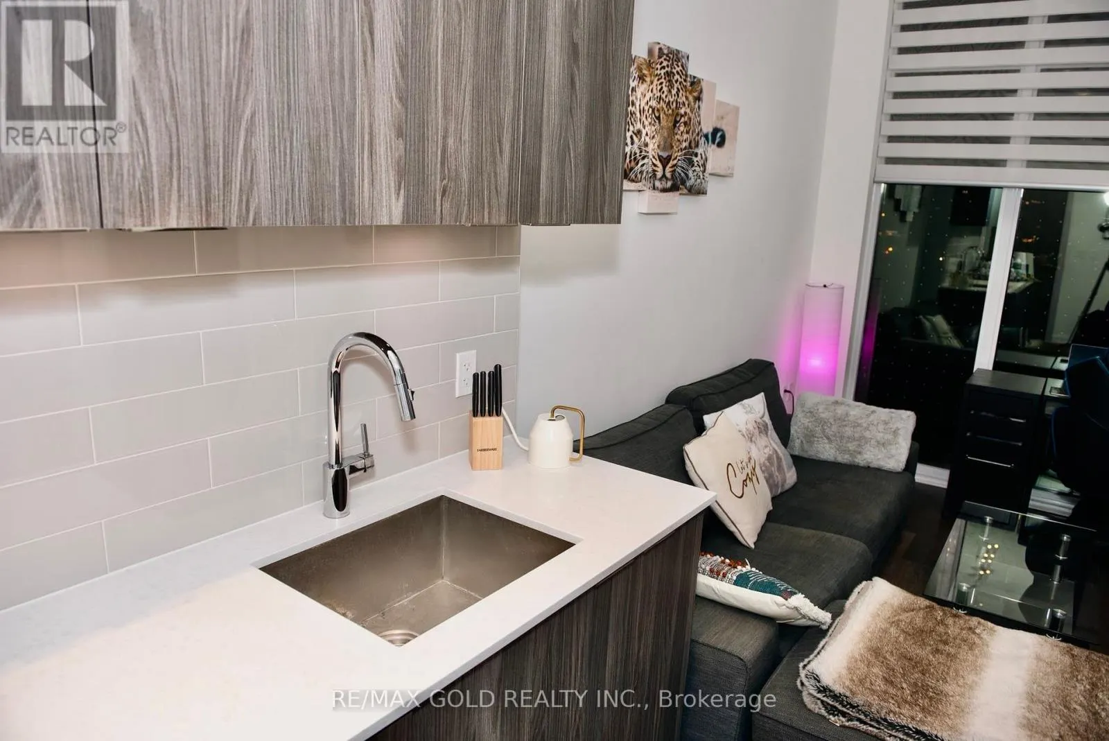 209E - 576 FRONT STREET W