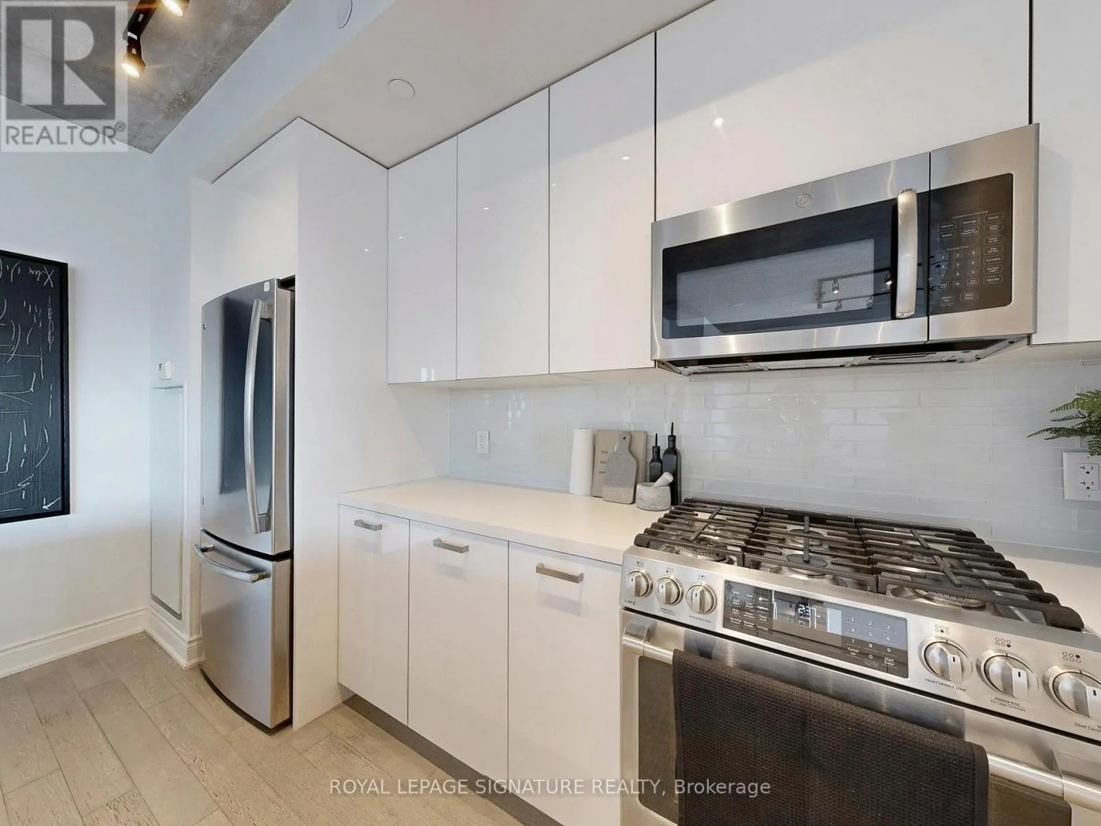 1105 - 608 RICHMOND STREET W