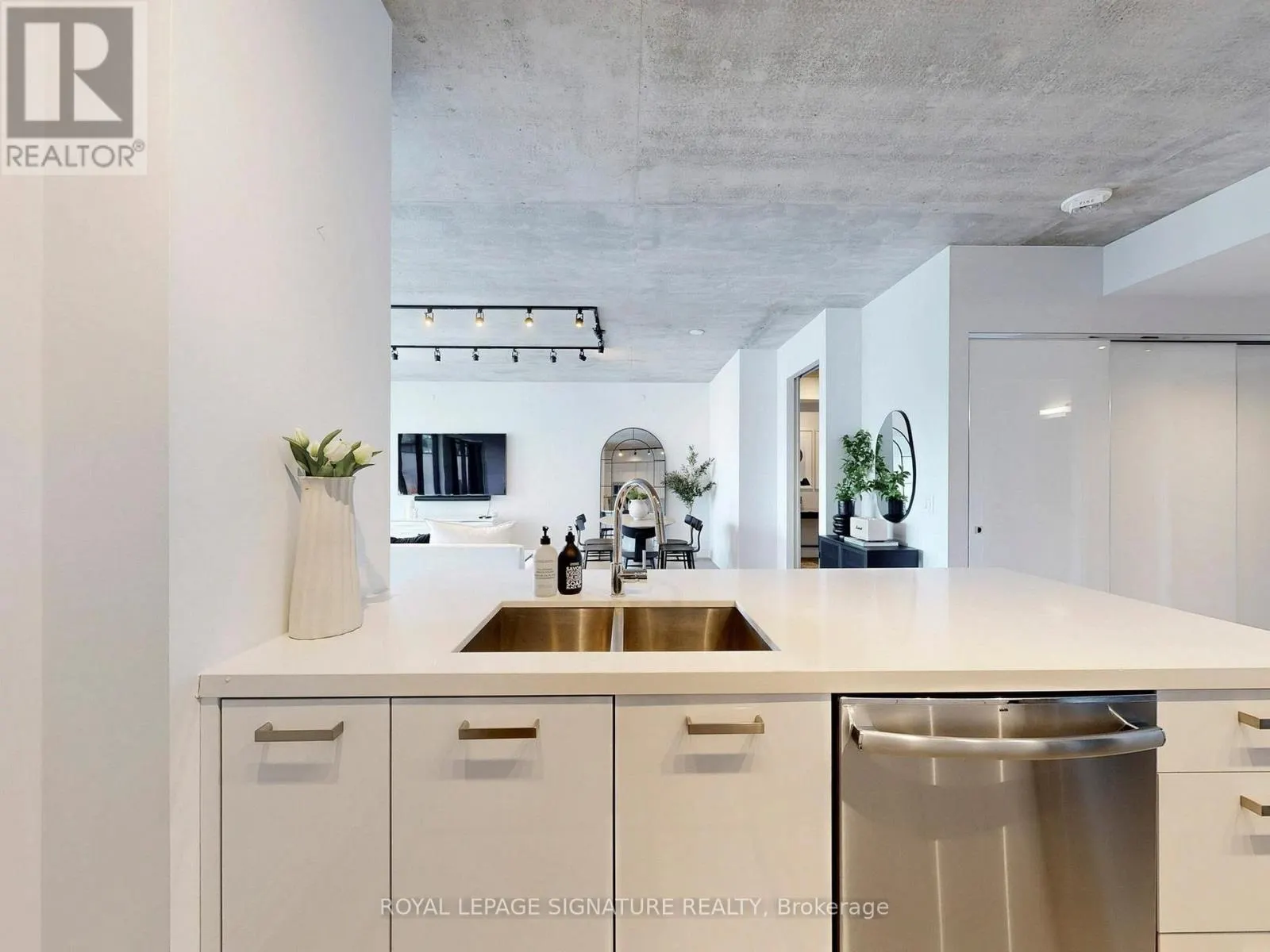 1105 - 608 RICHMOND STREET W