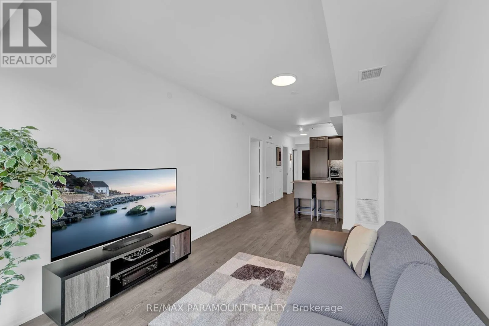 418 - 101 ERSKINE AVENUE