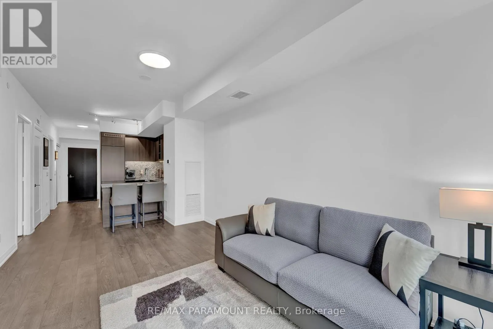 418 - 101 ERSKINE AVENUE