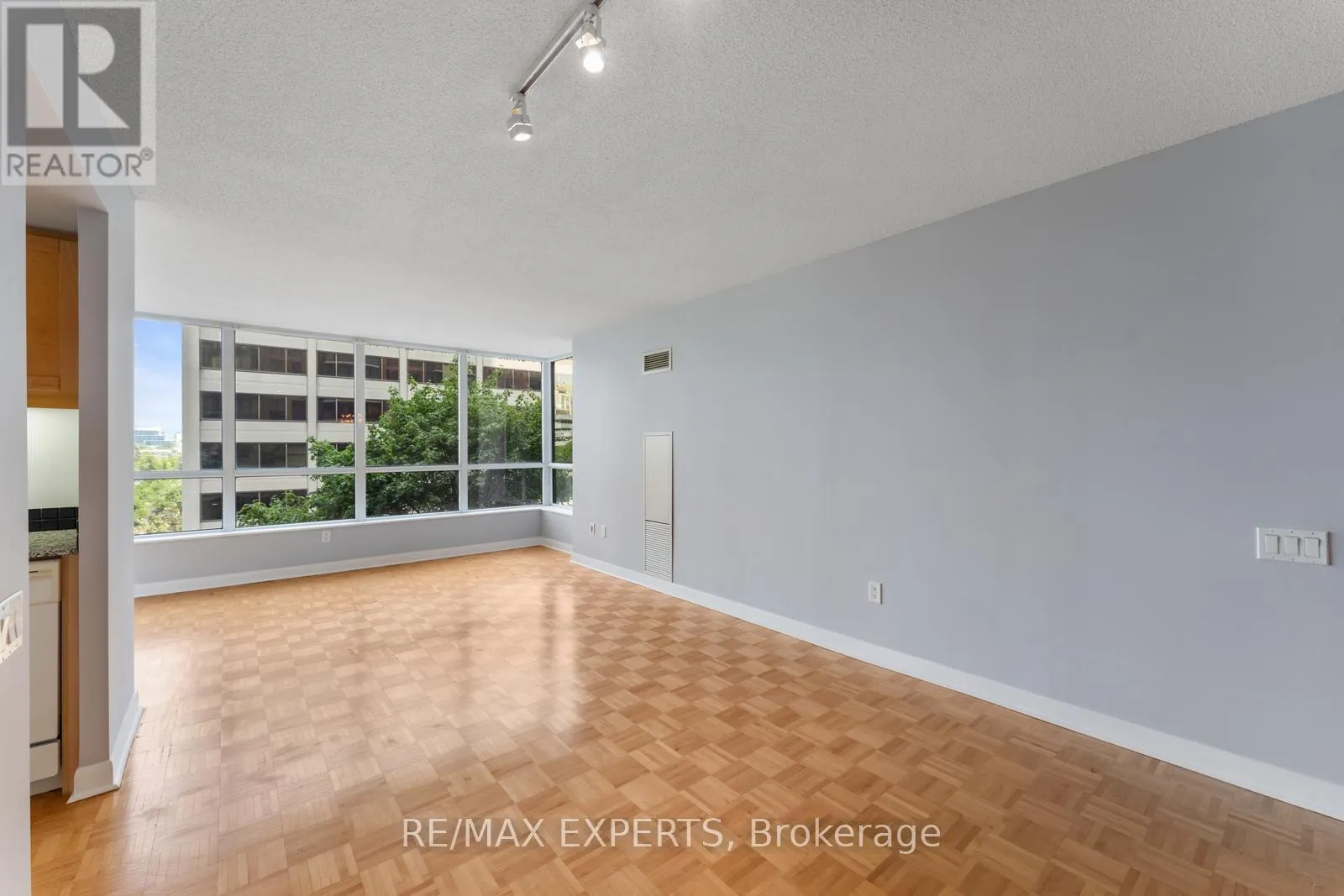 510 - 33 SHEPPARD AVENUE E