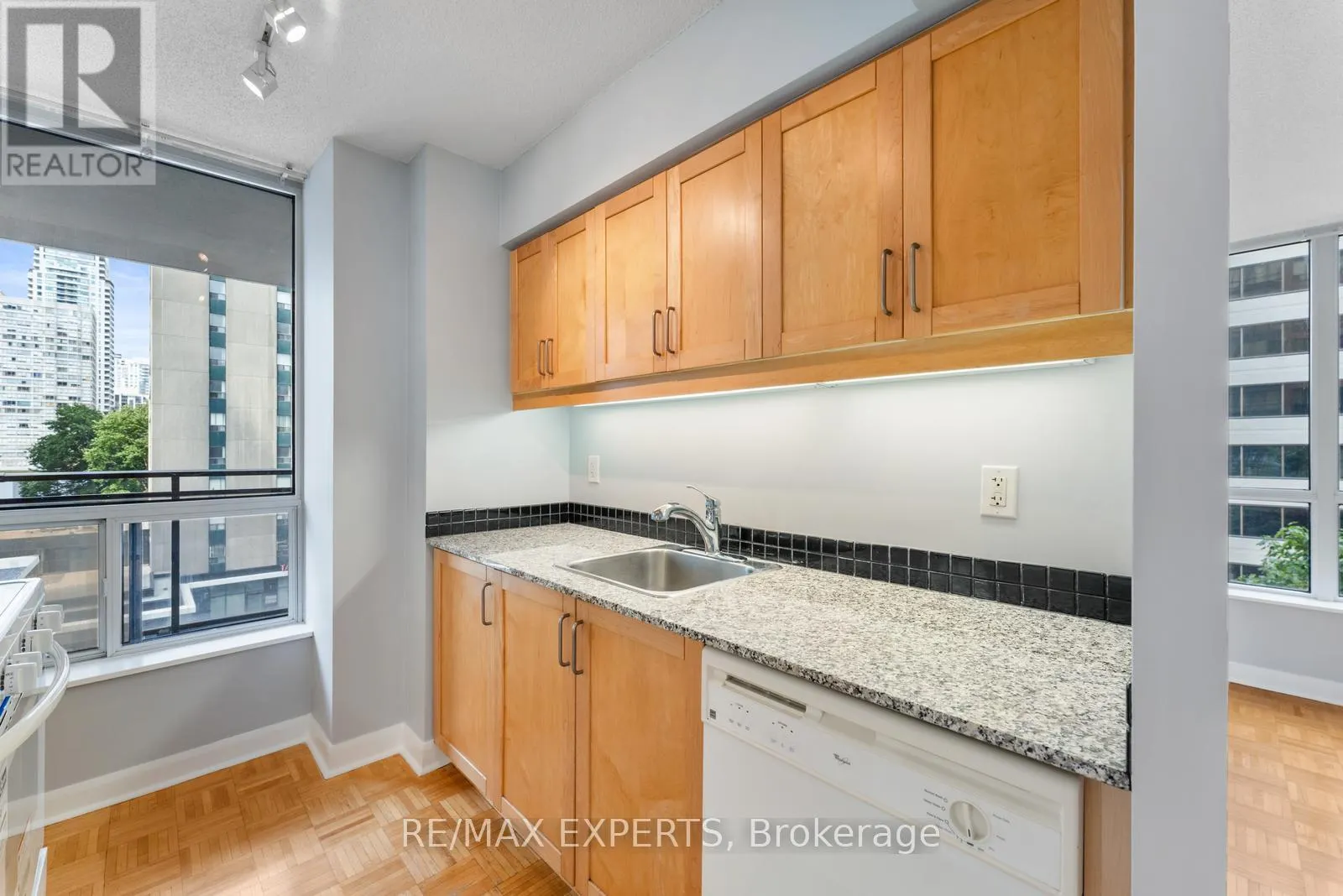510 - 33 SHEPPARD AVENUE E