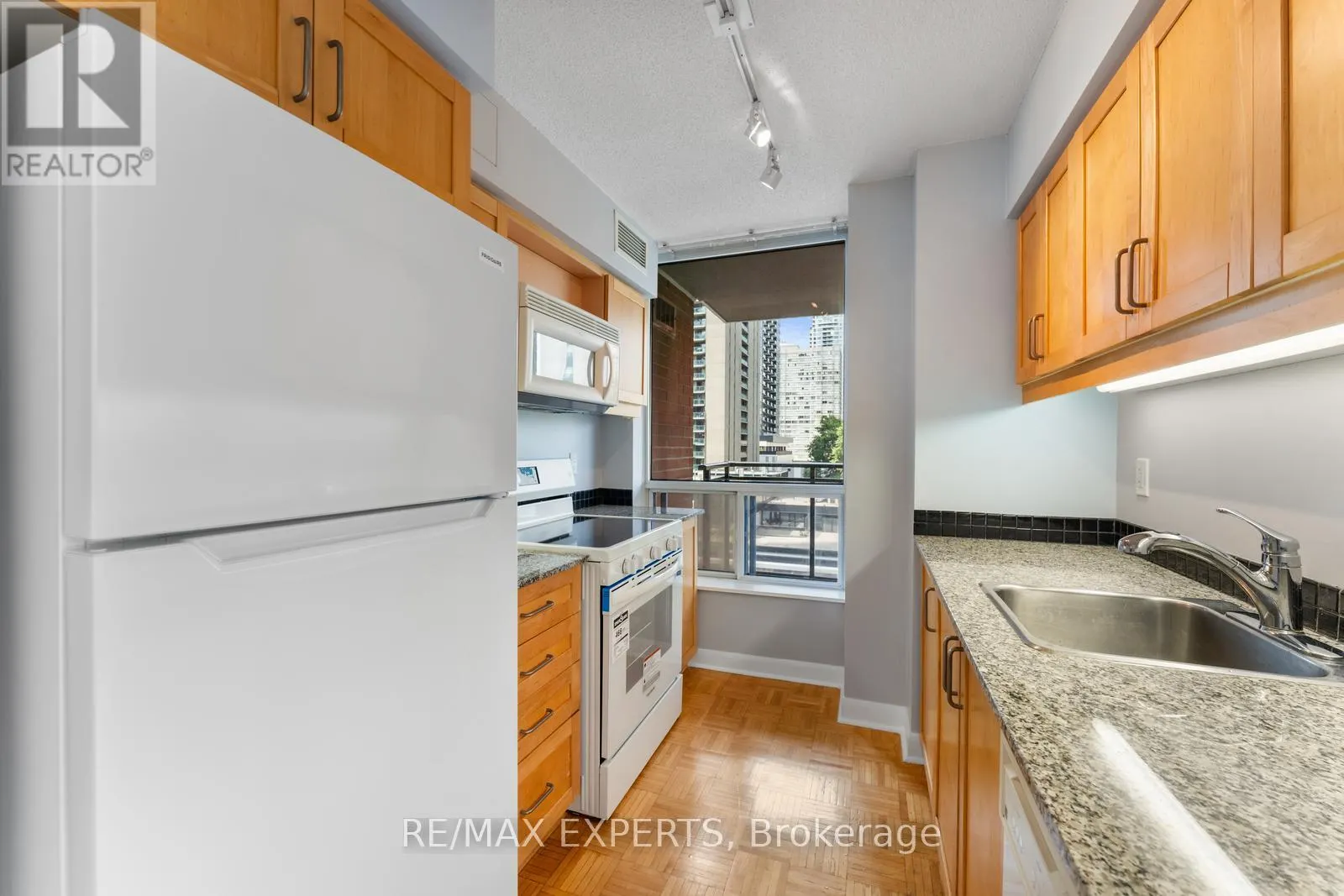 510 - 33 SHEPPARD AVENUE E