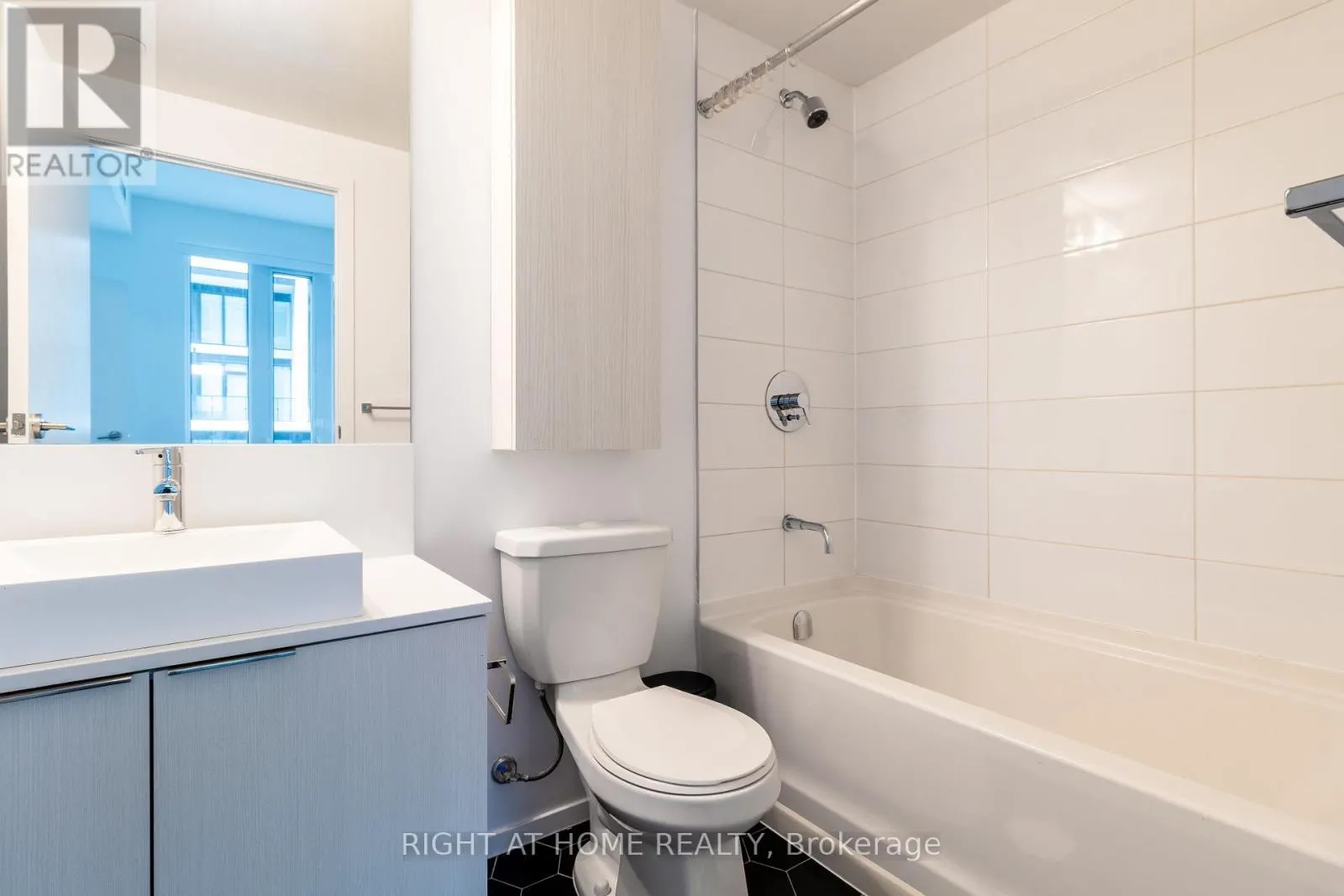 503 - 68 SHUTER STREET
