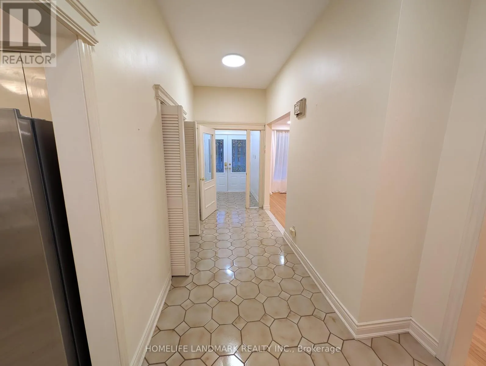 (UPPER UNIT) - 56 BICKERTON CRESCENT