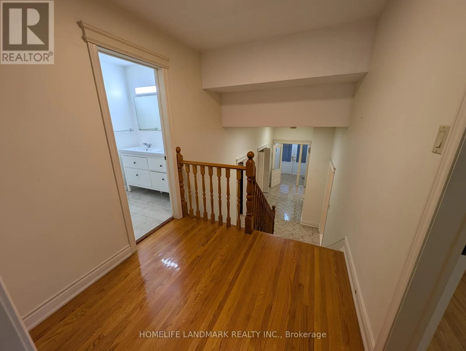 (UPPER UNIT) - 56 BICKERTON CRESCENT
