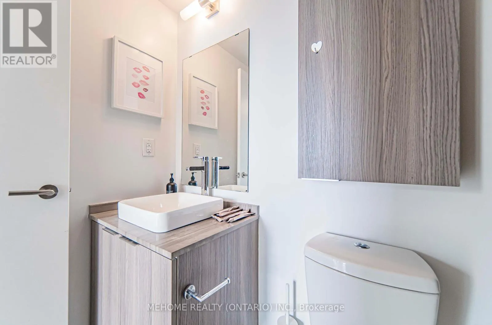 902 - 11 WELLESLEY STREET W