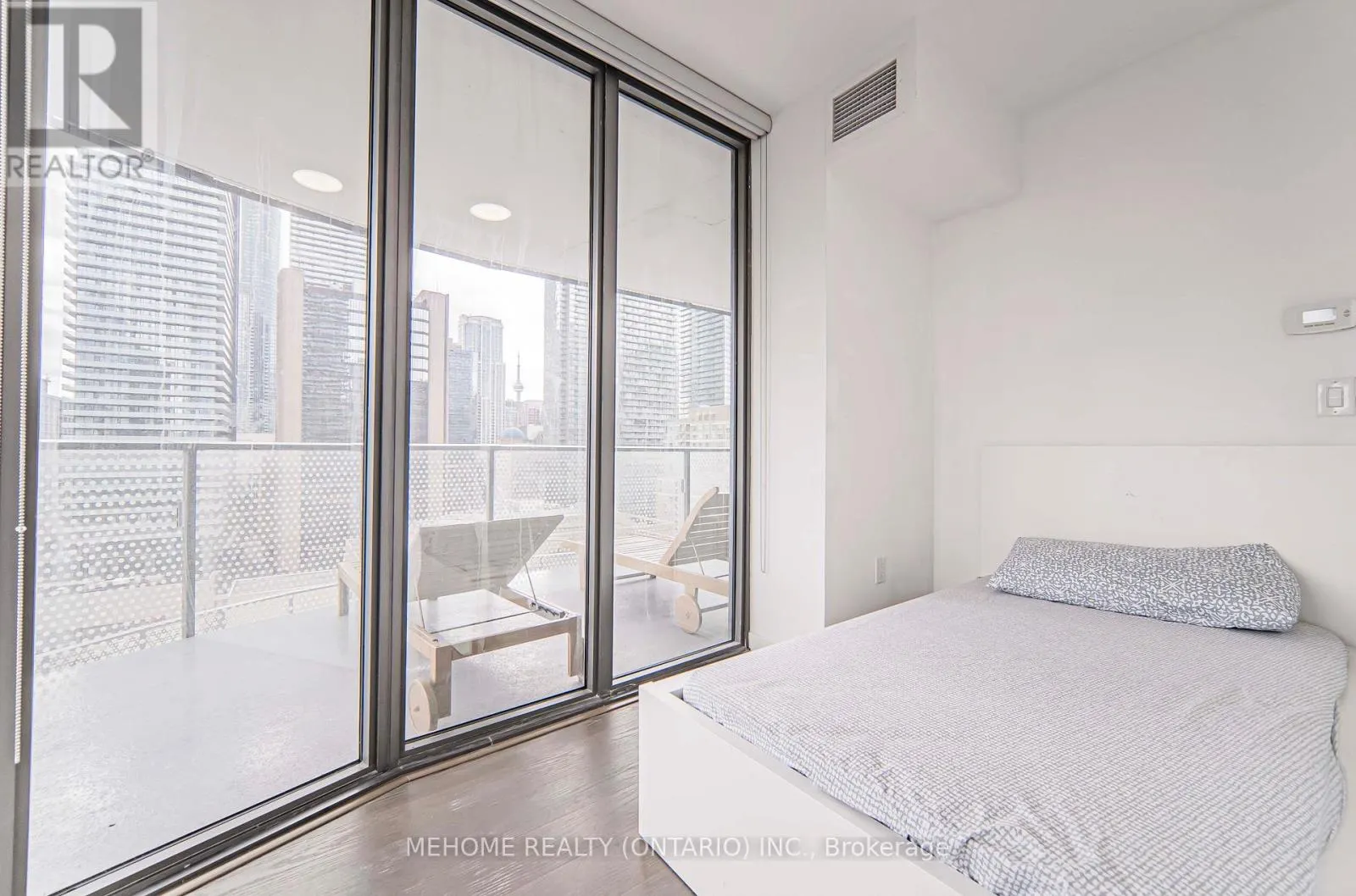 902 - 11 WELLESLEY STREET W