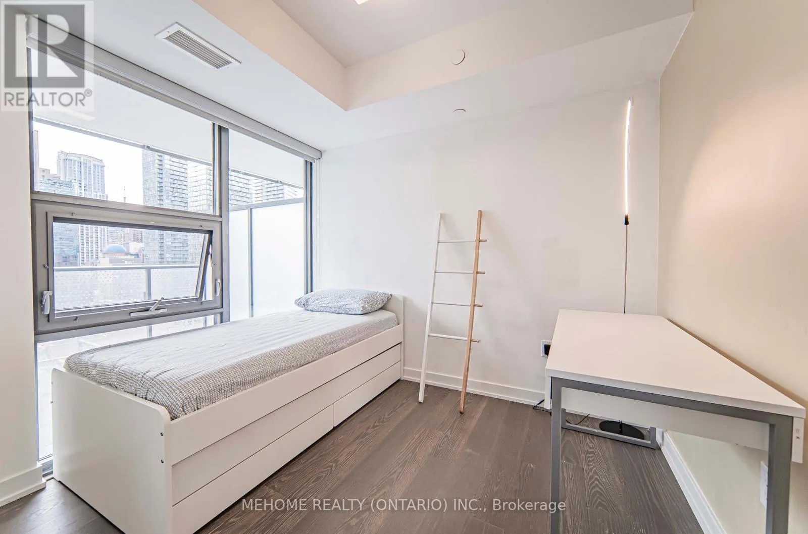 902 - 11 WELLESLEY STREET W
