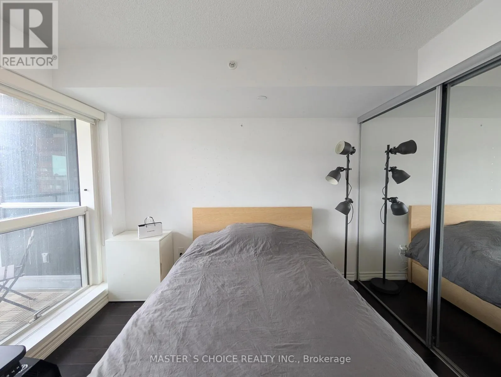 1401 - 386 YONGE STREET