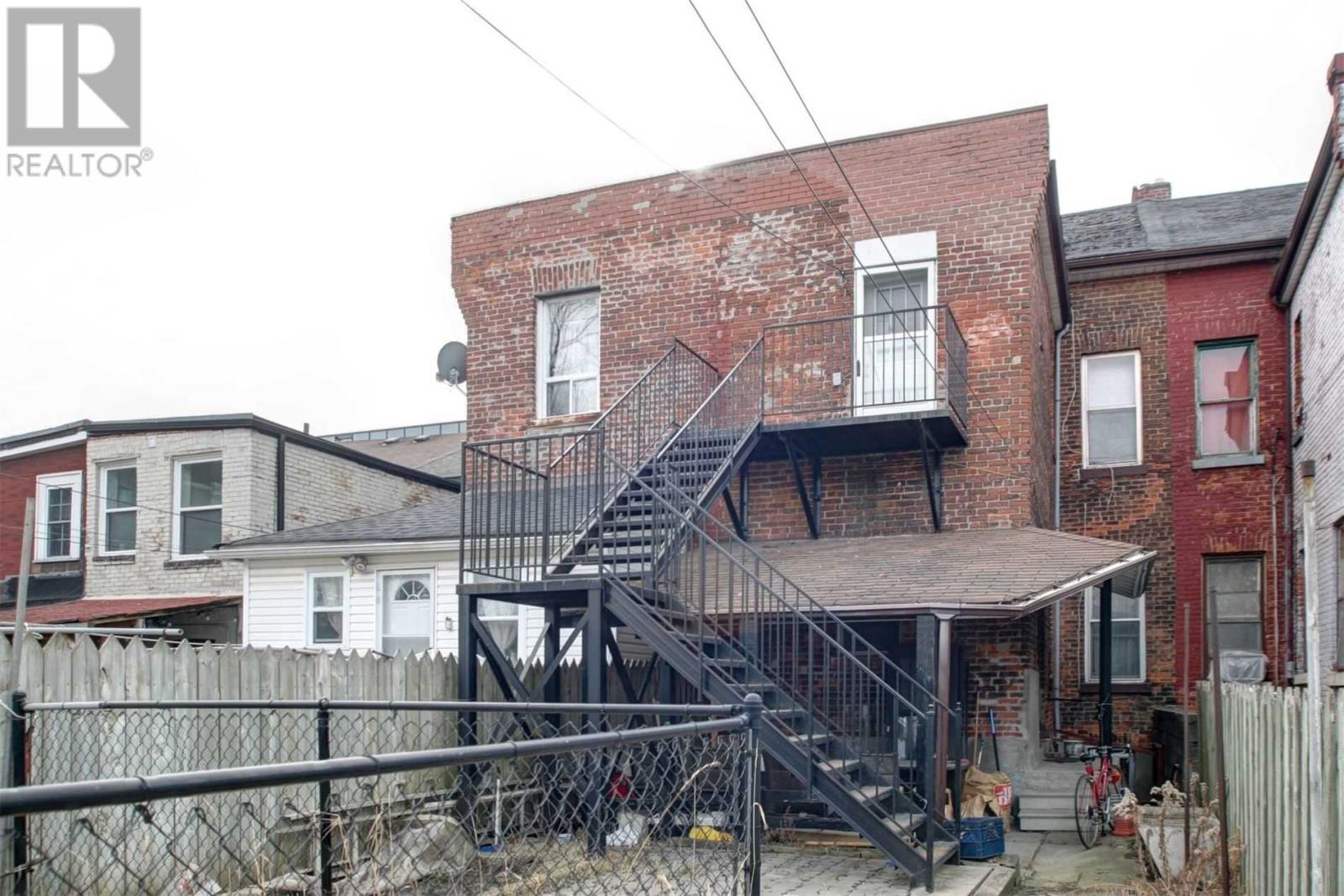 461 BATHURST ST, (MLS® 3842593) See this townhouse for sale in