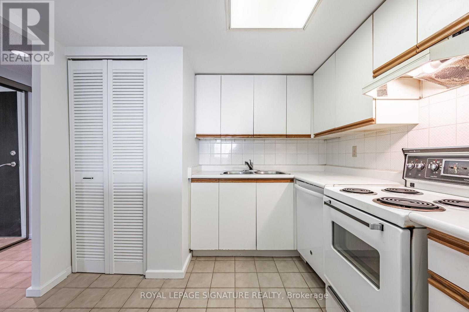 #1805 -15 MAITLAND PL, #1805