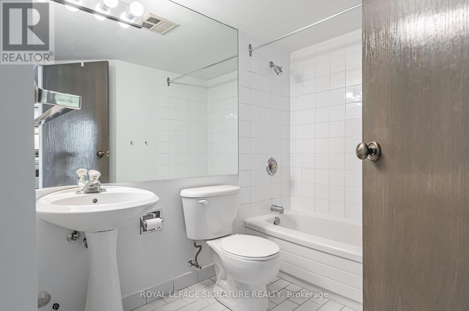 #1805 -15 MAITLAND PL, #1805