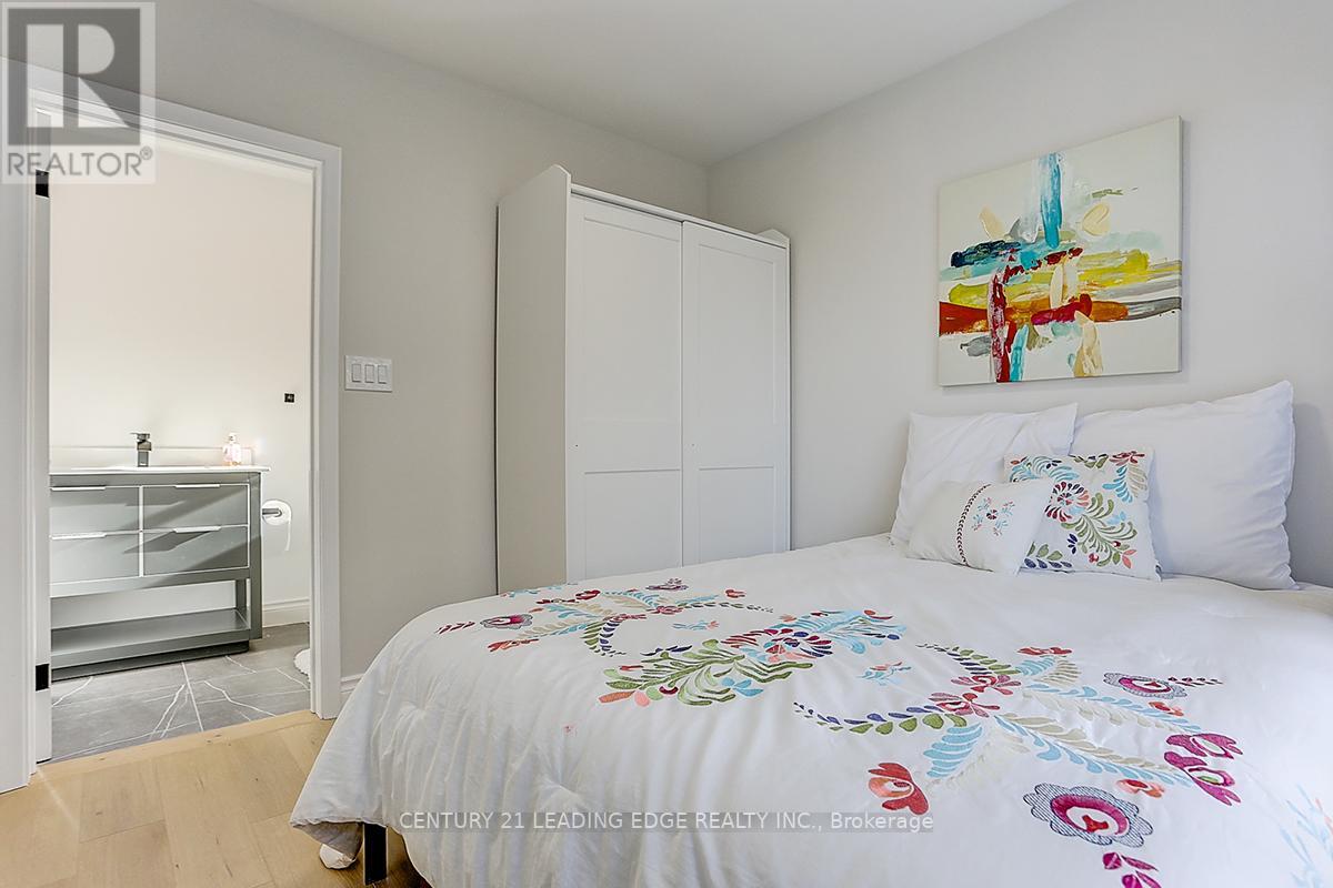 54 CAMWOOD CRES