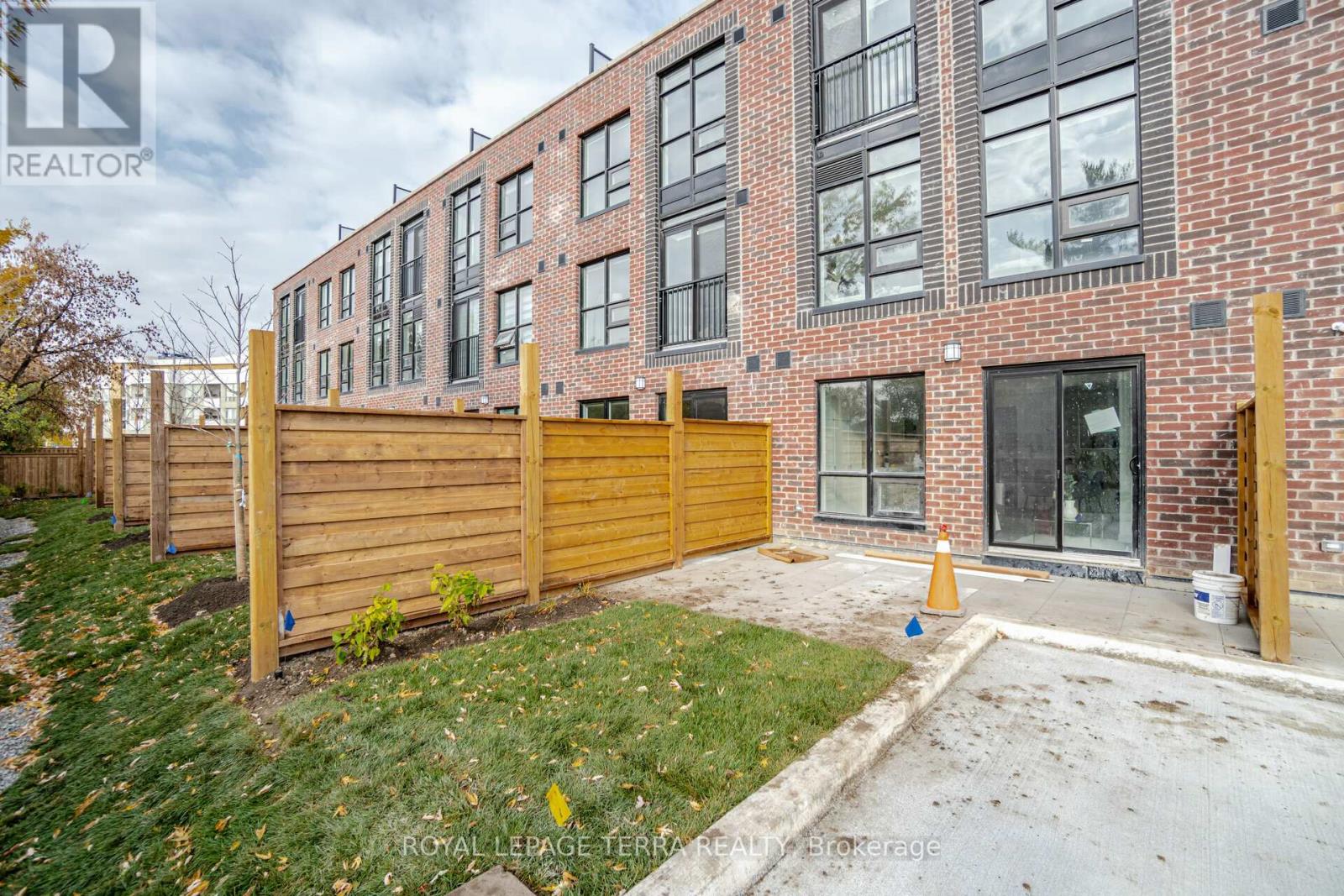#28 -871 SHEPPARD AVE W, #28