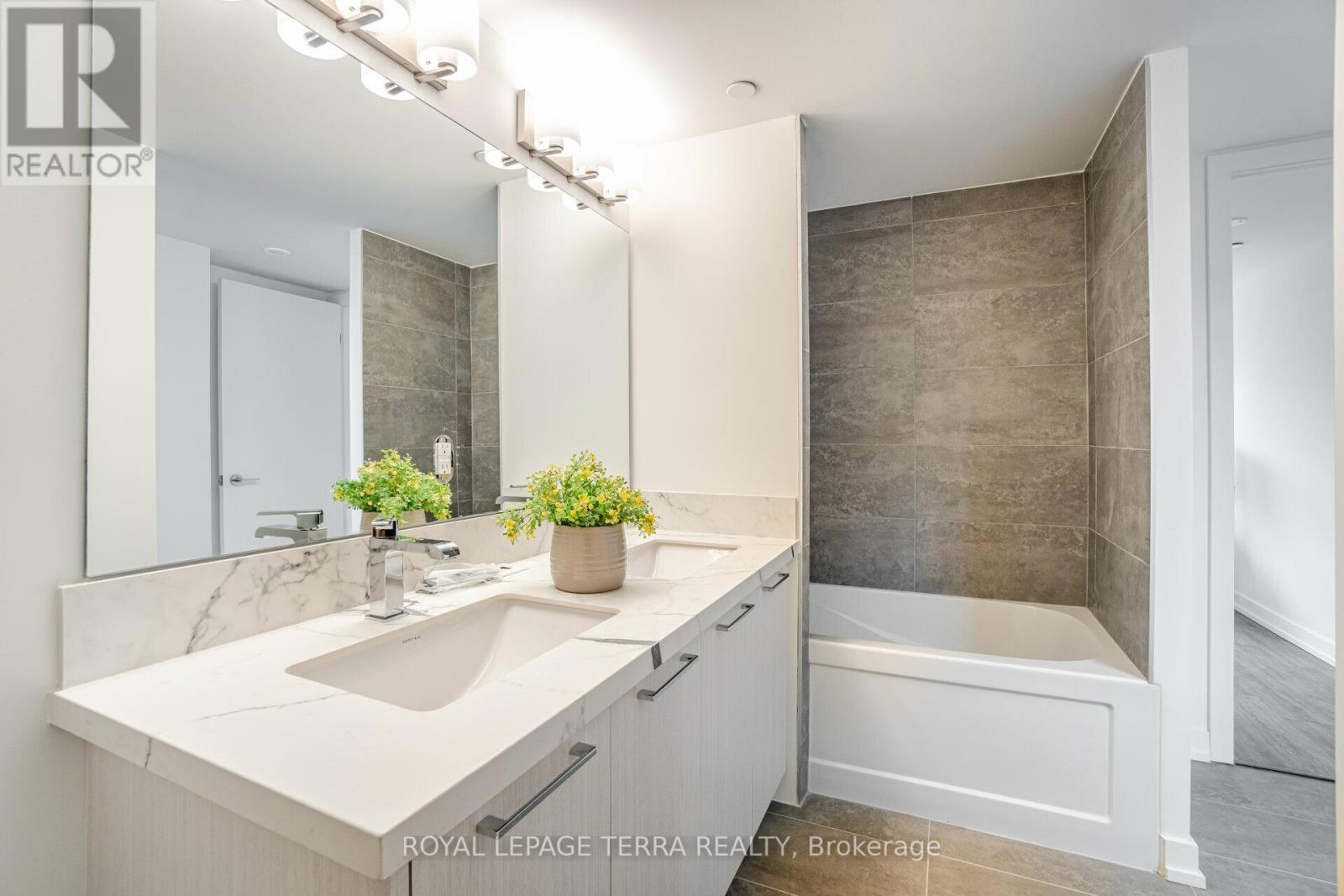 #28 -871 SHEPPARD AVE W, #28