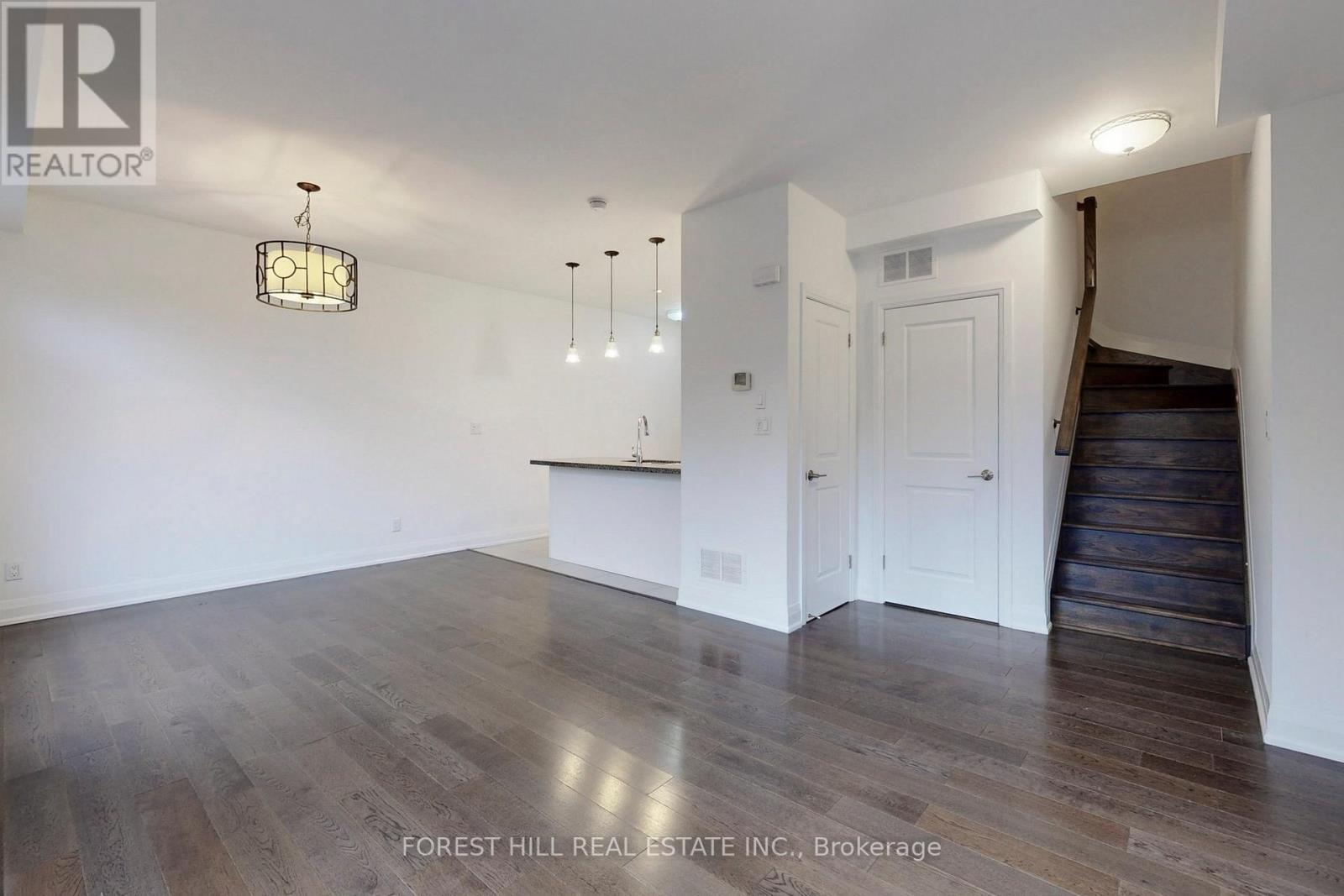 #9 -130 RAGLAN AVE, #9