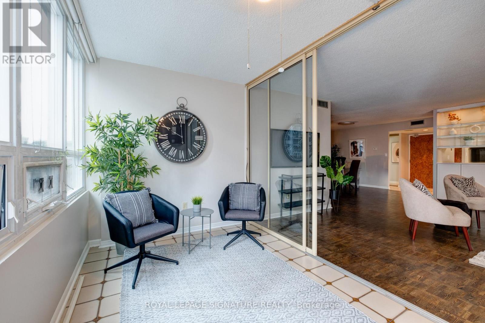 #905 -71 CHARLES ST E, #905