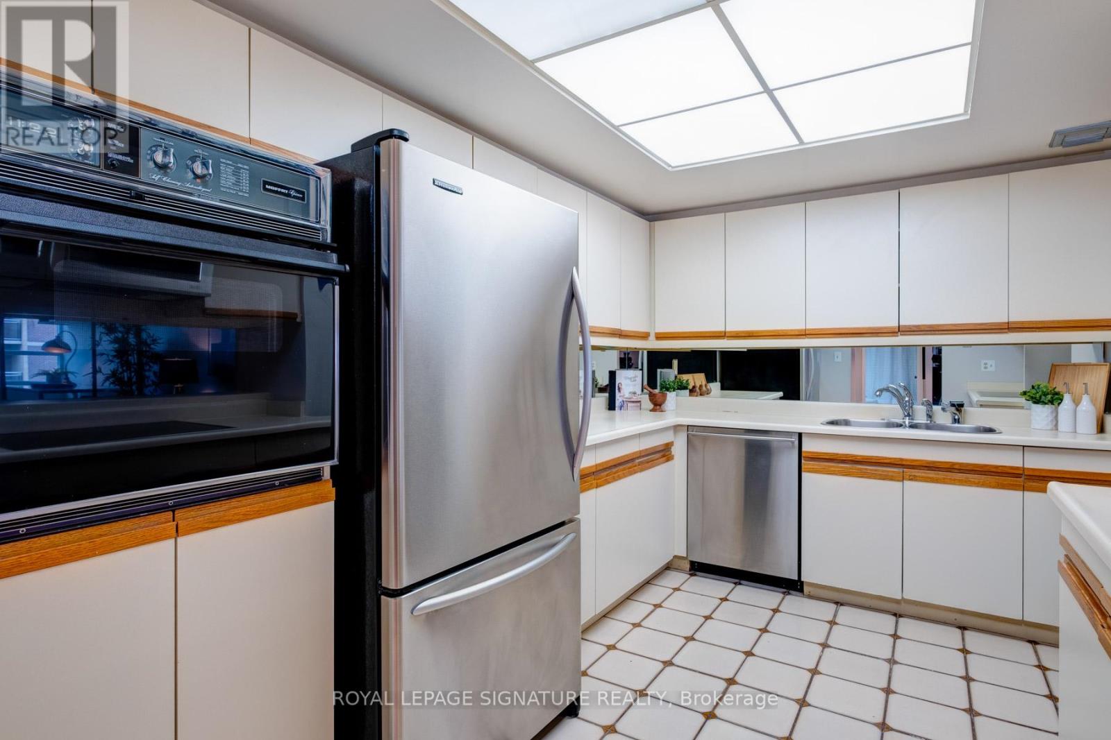 #905 -71 CHARLES ST E, #905