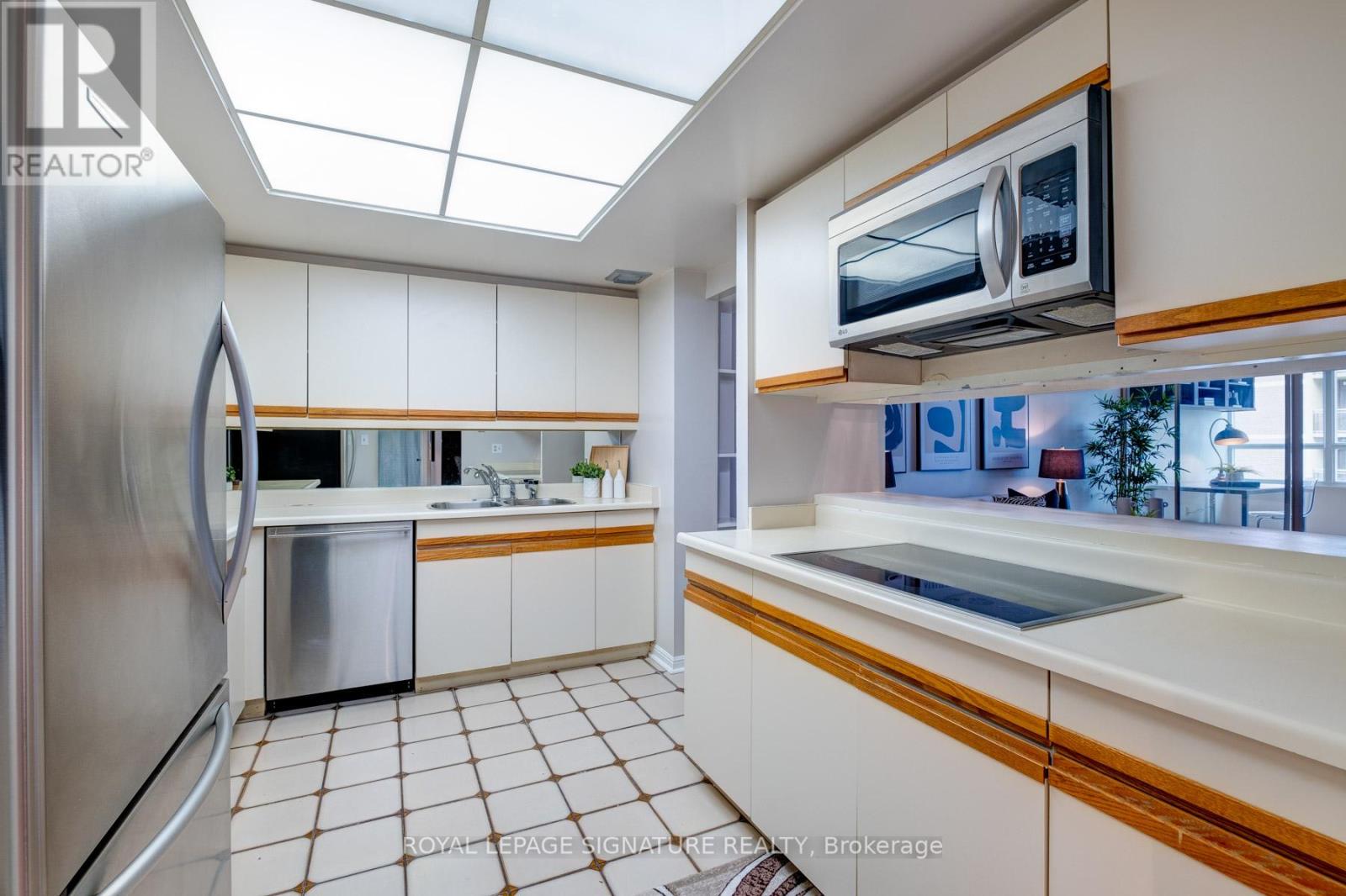 #905 -71 CHARLES ST E, #905