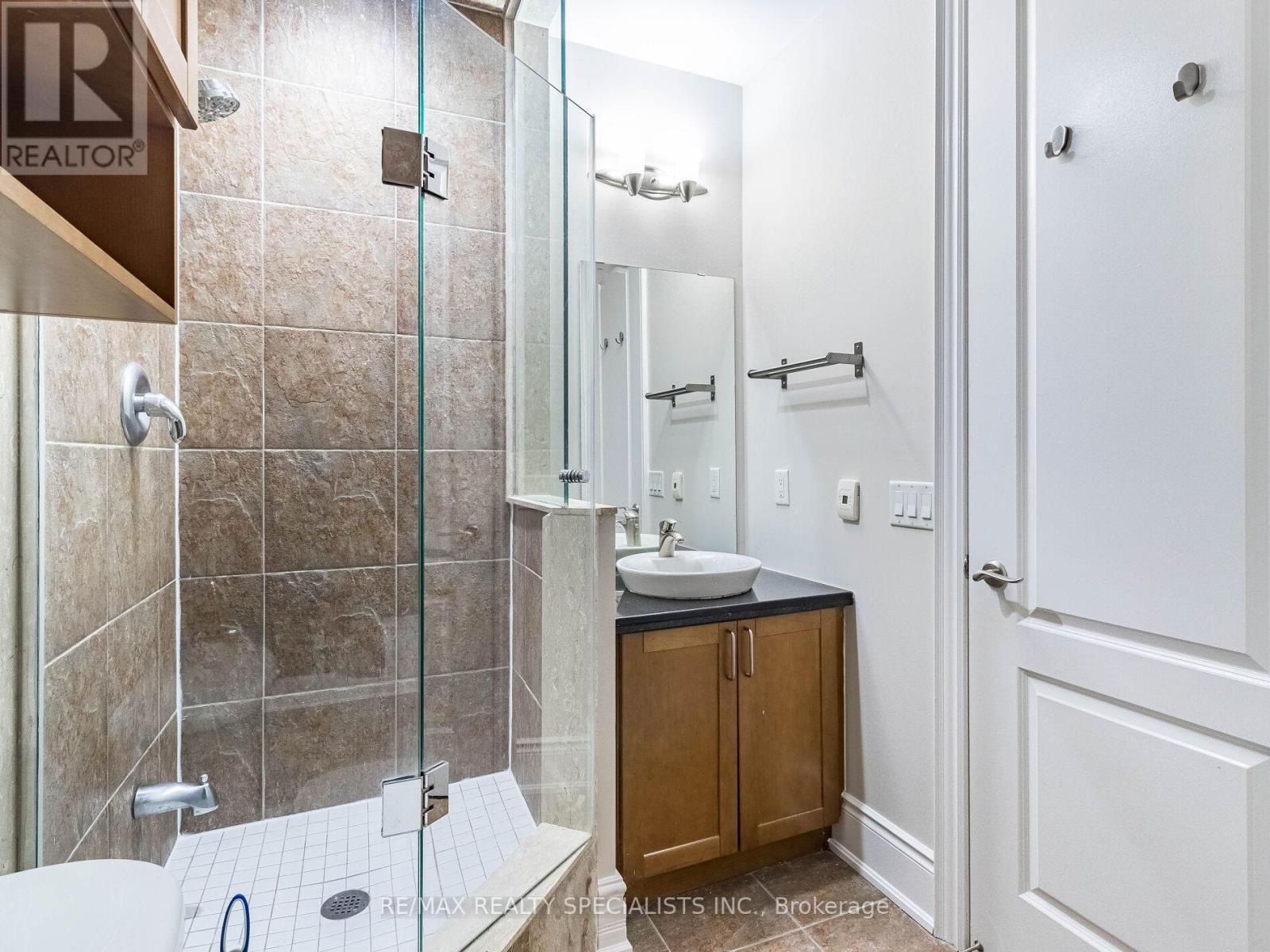 #102 -1111 AVENUE RD, #102