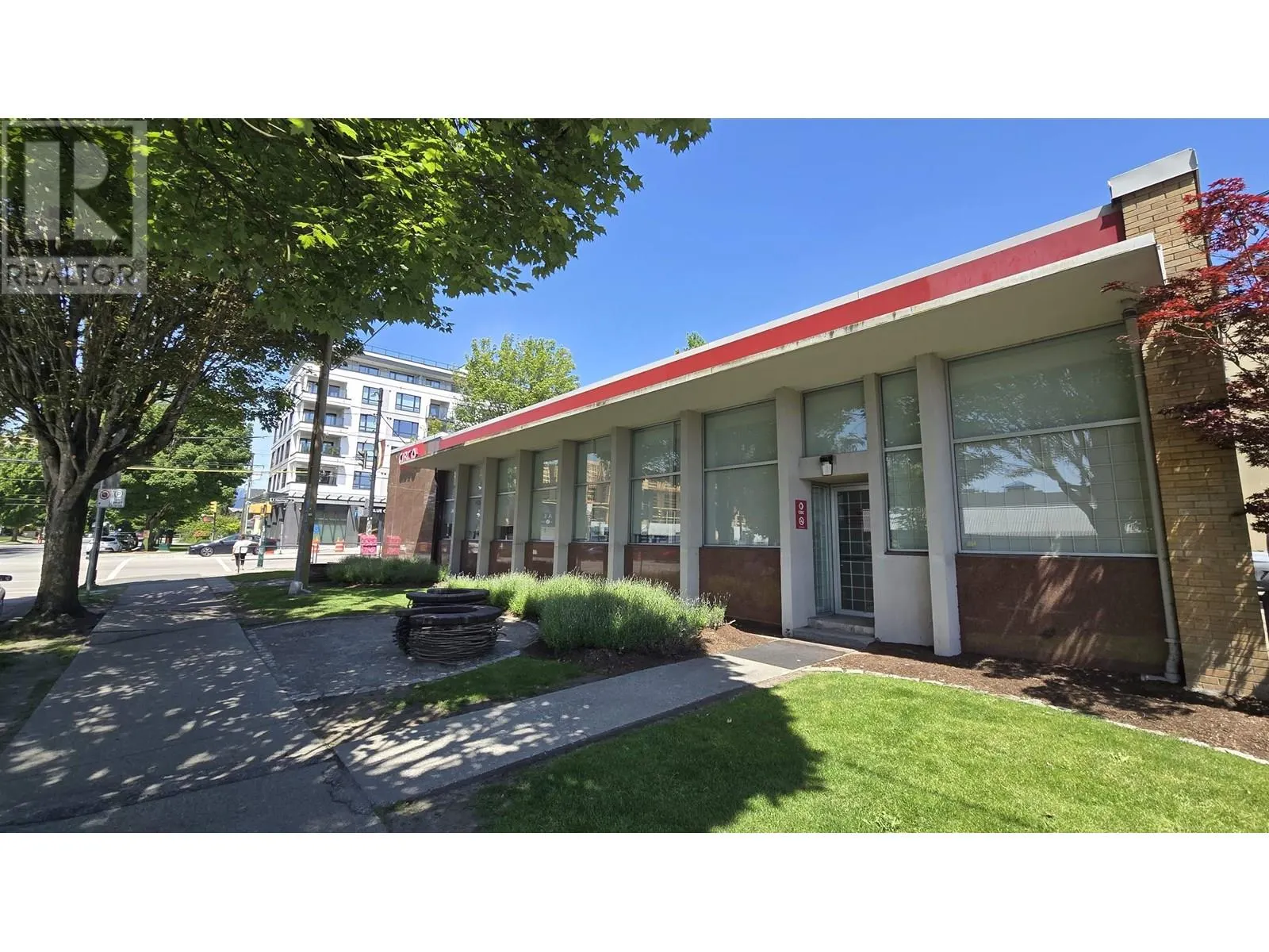 2602 E HASTINGS STREET