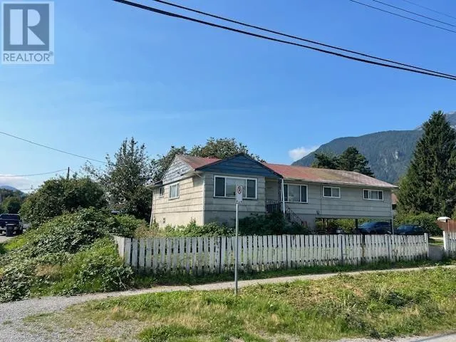 1246 VICTORIA STREET