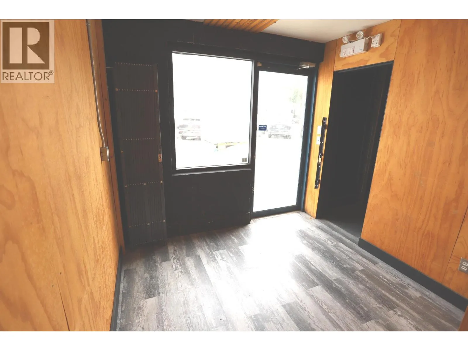 12 38927 QUEENS WAY