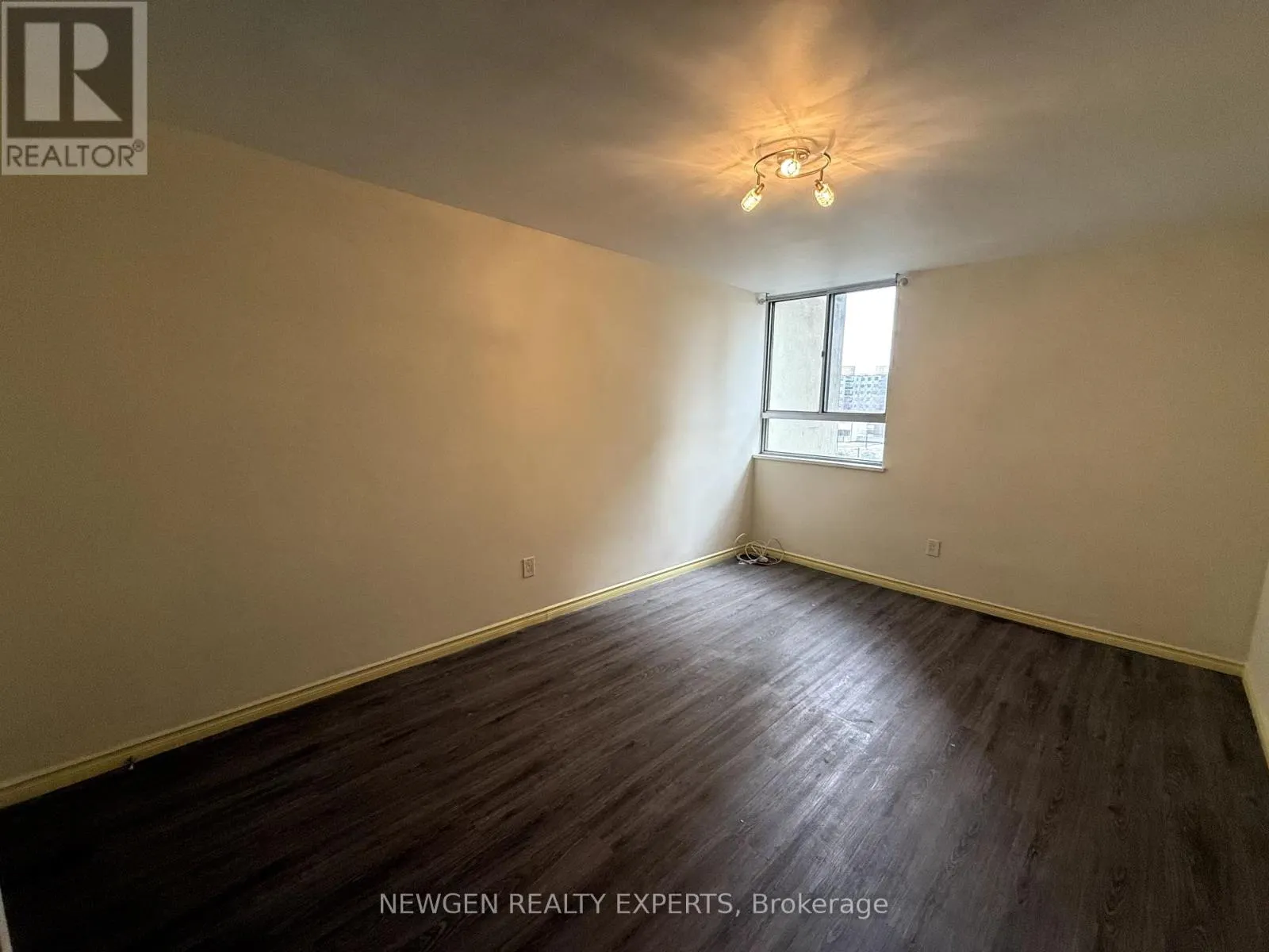 302 - 5 MASSEY SQUARE