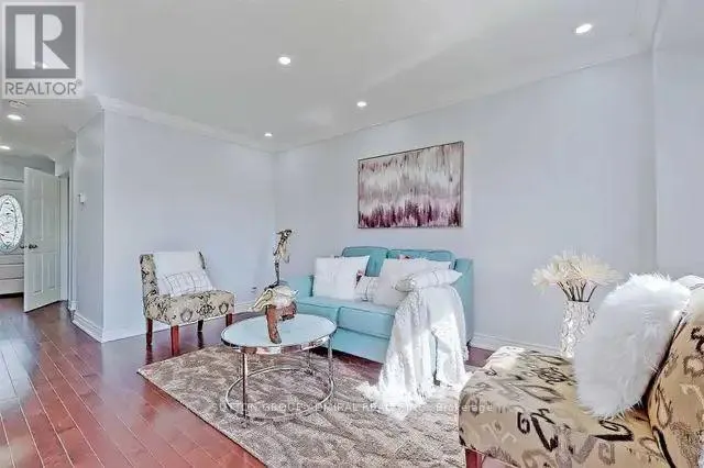 (UPPER) - 35 KIRBY CRESCENT