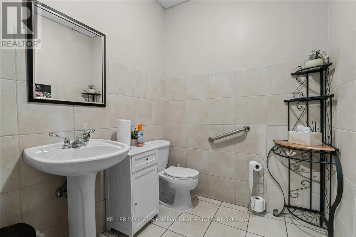 4 - 1084 SALK ROAD, #4