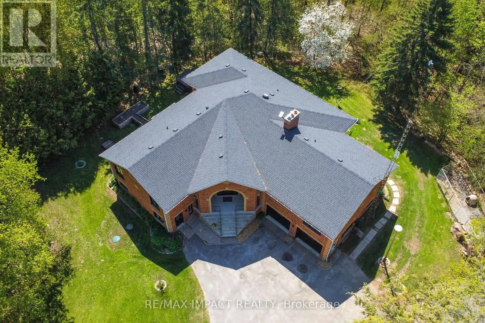 215 RAGLAN ROAD W
