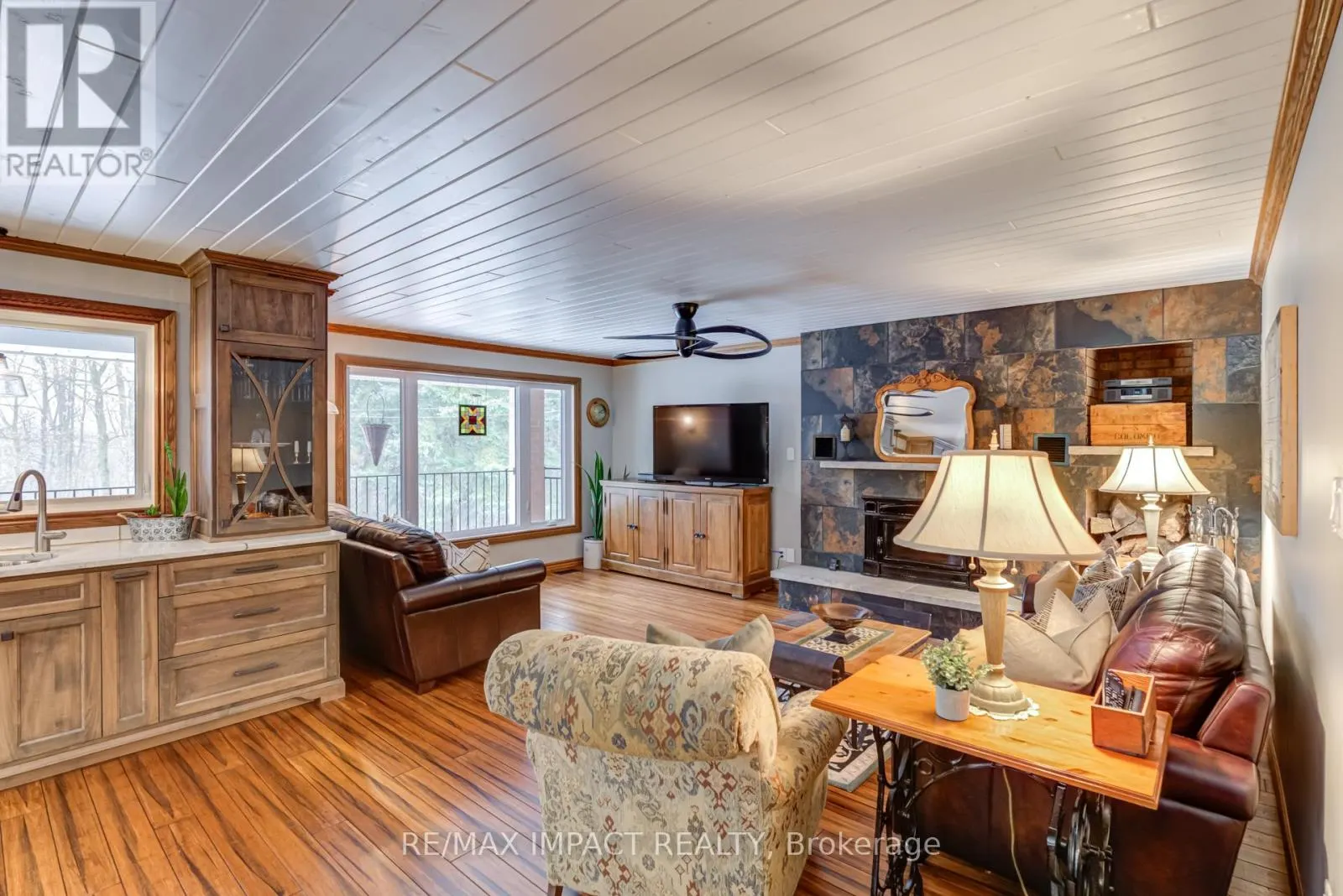 215 RAGLAN ROAD W