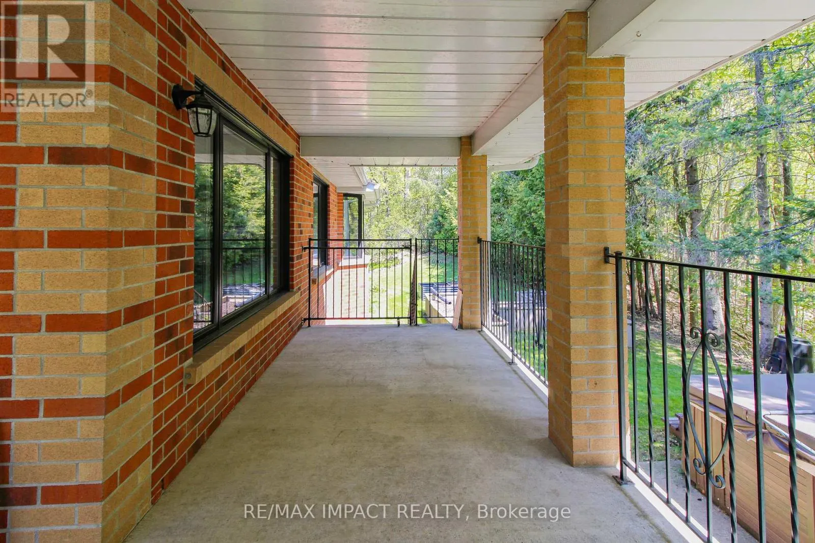 215 RAGLAN ROAD W