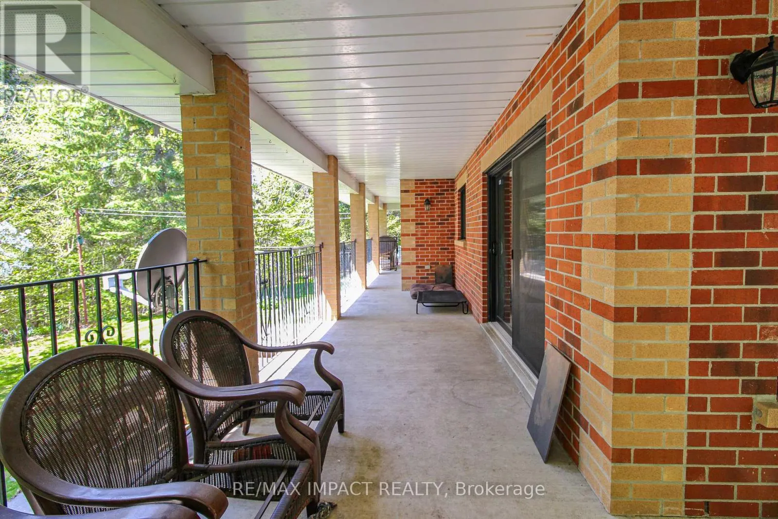 215 RAGLAN ROAD W