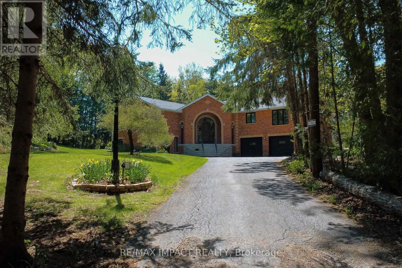 215 RAGLAN ROAD W
