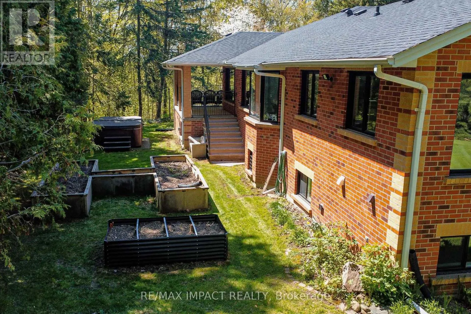 215 RAGLAN ROAD W