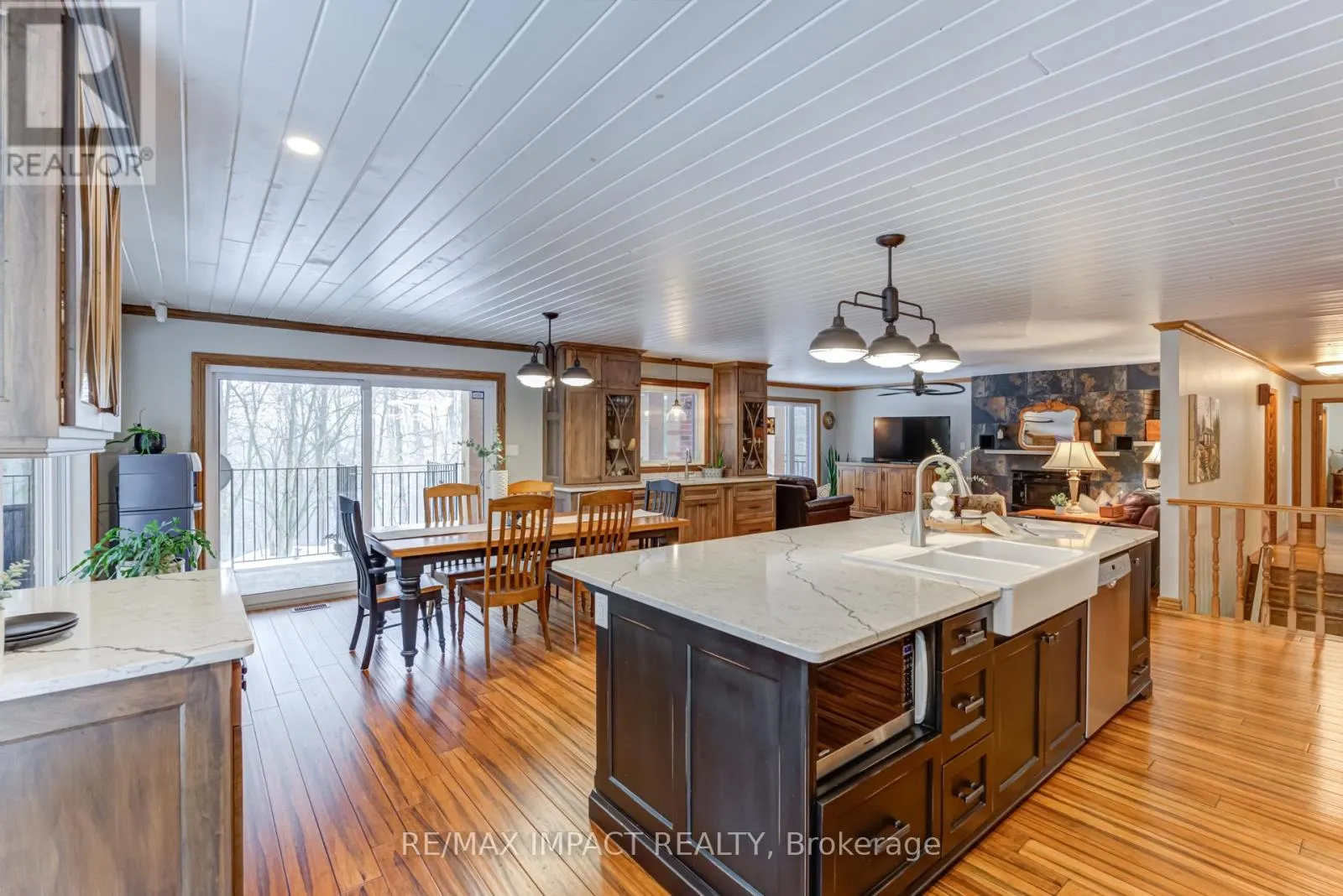 215 RAGLAN ROAD W