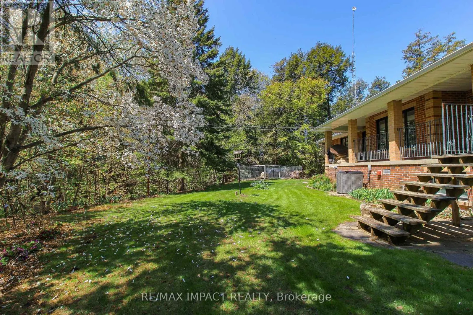 215 RAGLAN ROAD W