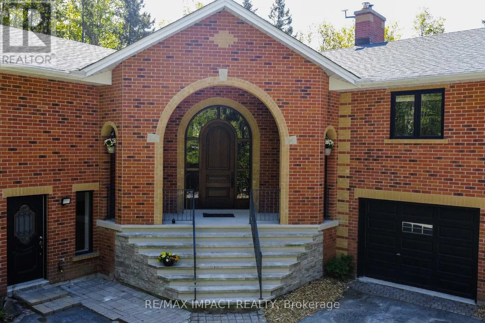 215 RAGLAN ROAD W