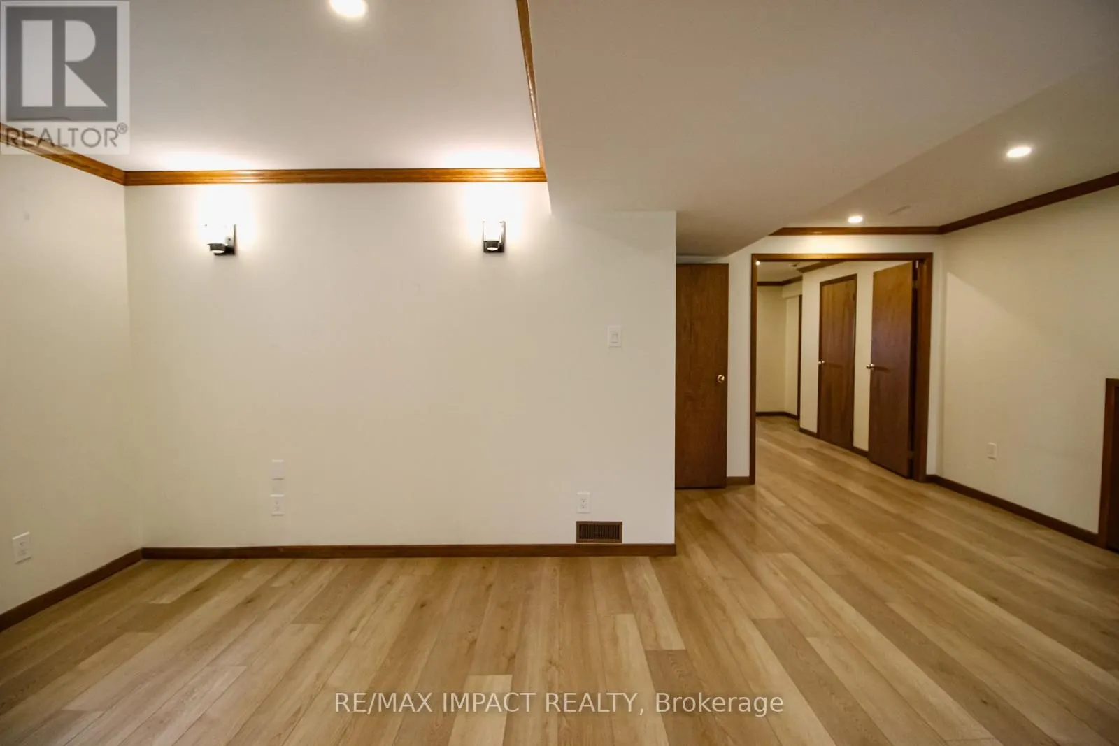 215 RAGLAN ROAD W