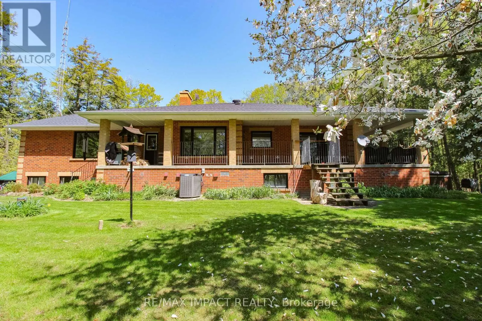 215 RAGLAN ROAD W