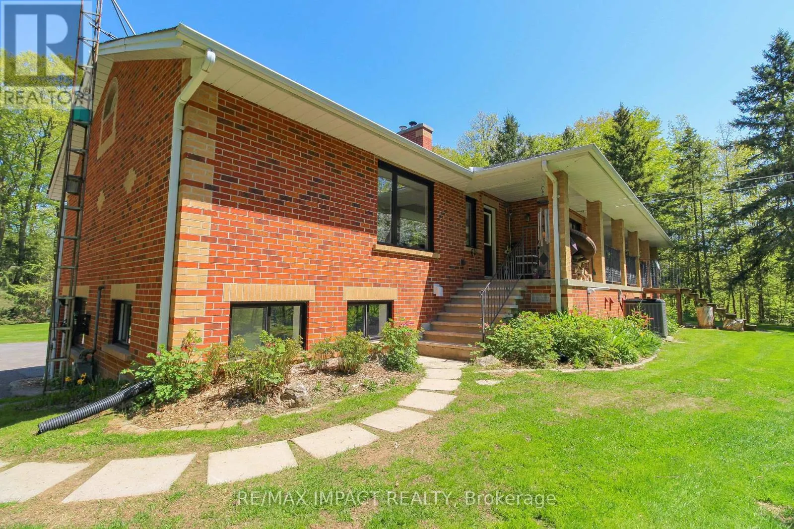 215 RAGLAN ROAD W