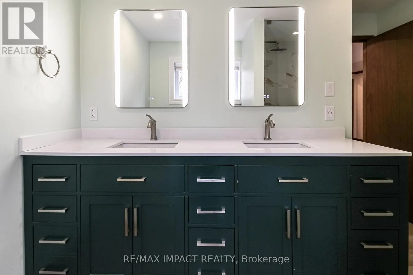 215 RAGLAN ROAD W